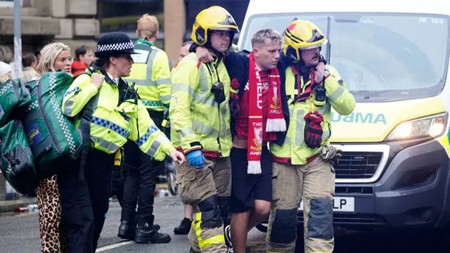 Polisi dan petugas darurat menangani insiden di Water Street dekat Gedung Liver di Liverpool, Inggris, setelah sebuah mobil menabrak pejalan kaki selama parade kemenangan Liverpool, Senin (26/5/2025).