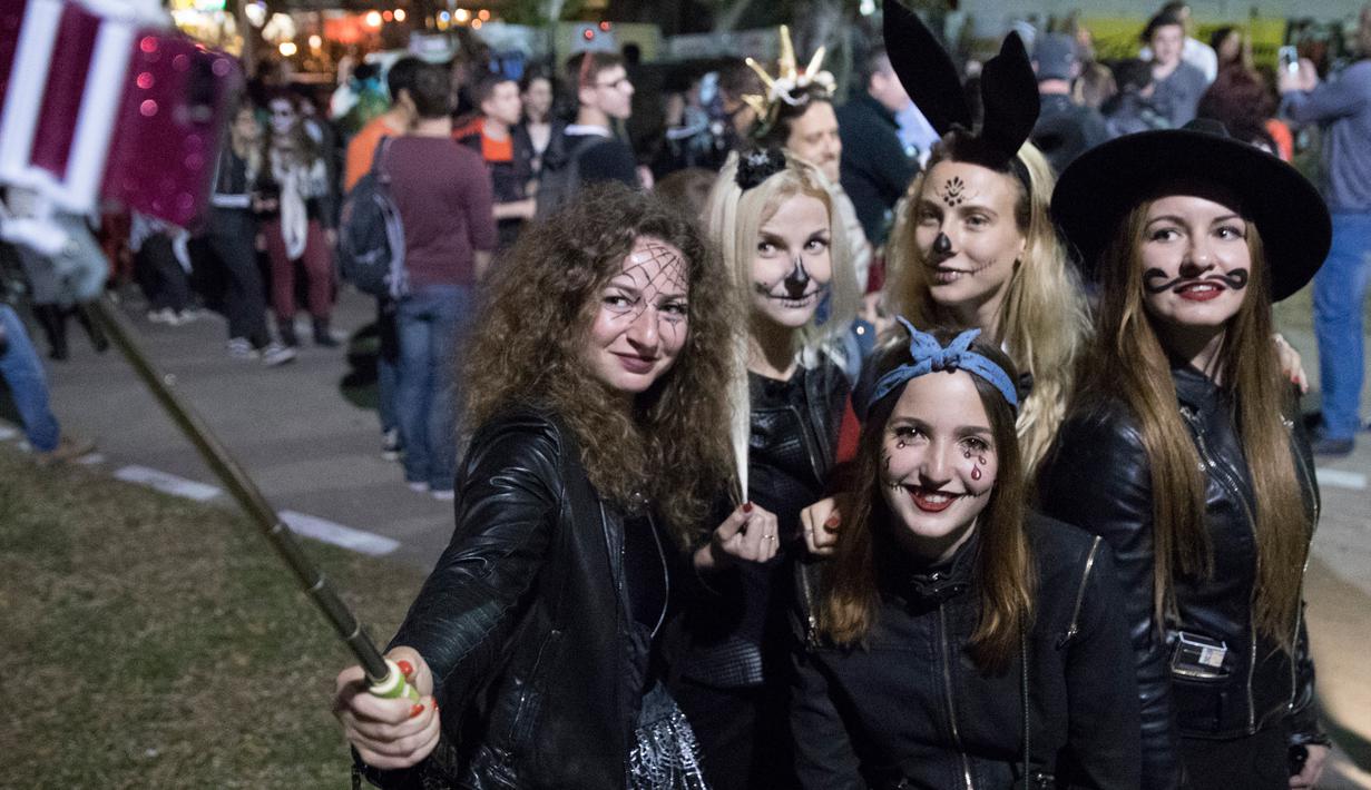 Sejumlah peserta yang mengenakan kostum berselfie saat merayakan hari Purim di Tel Aviv (11/3). Purim dirayakan tiap tahun menurut kalender Ibrani oleh kaum Yahudi. (AFP/Jack Guez)