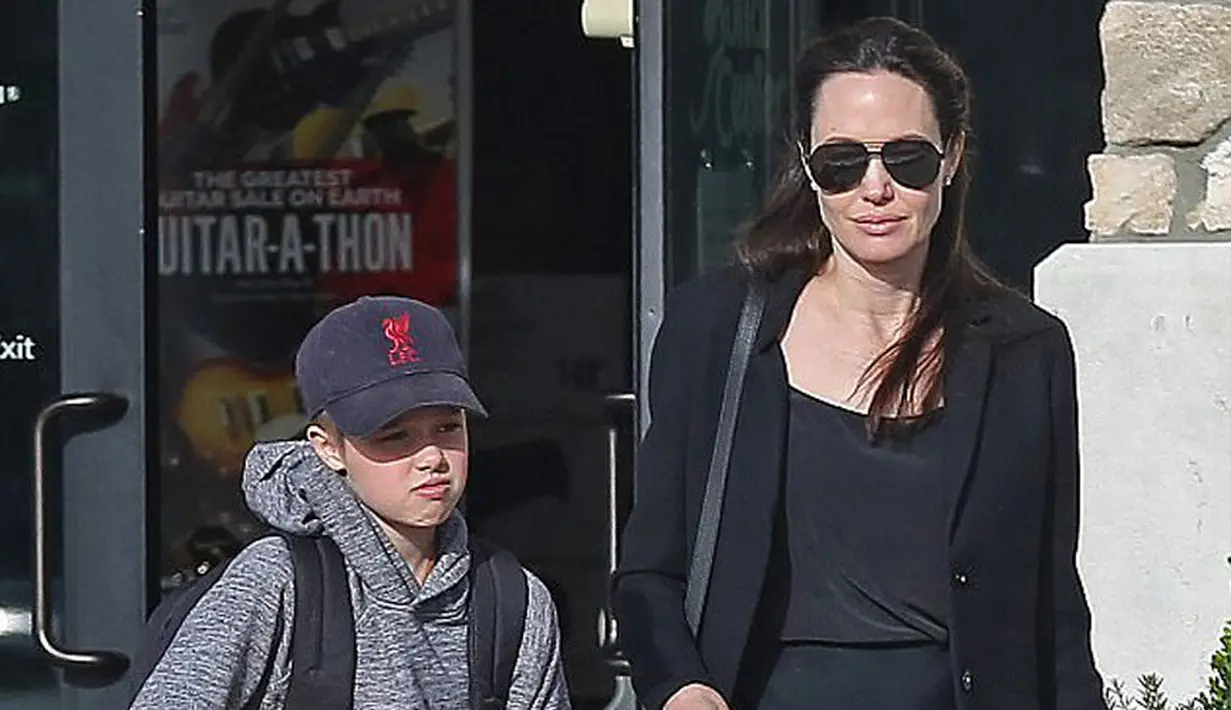Setelah menggugat cerai Brad Pitt, Angelina Jolie memang paling banyak memiliki waktu bersama keenam buah hatinya ketimbang Pitt. Banyak hal yang dilakukan Jolie bersama anak-anaknya itu. (doc. Daily Mail)