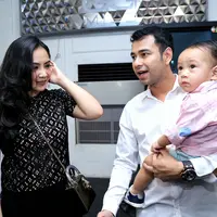 Raffi Ahmad sering kali dikait-kaitkan dengan penyanyi dangdut Ayu Ting Ting. Meski sering kali dibantah oleh yang bersangkutan. Kabar itu sering kali muncul. (Adrian Putra/Bintang.com)