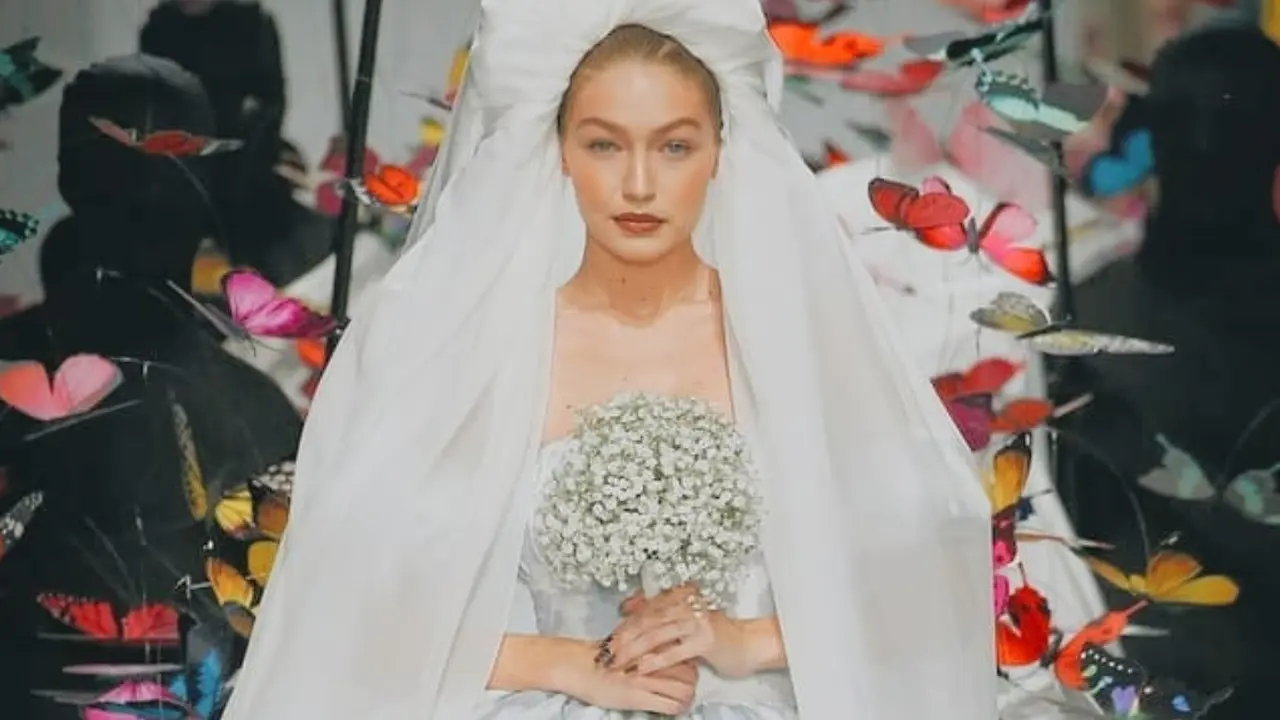 Gaya Unik Gigi Hadid di Panggung Moschino, Milan Fashion Week 2019