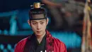 “Karakter saya, Lee Heon, adalah raja Joseon yang kehilangan istrinya tujuh tahun lalu akibat sebuah peristiwa misterius. Dia pun jatuh dalam kesengsaraan. Setelah bertemu dengan So-rang, ia kembali menemukan cinta dan berkembang," ujar Lee Young Dae. (MBC via Soompi)