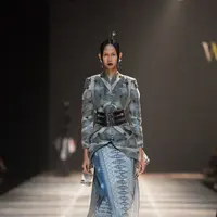 Statement belt menjadi aksesori penting untuk mengubah busana polos jadi lebih menarik. Aksesori ini mampu mendefinisikan siluet, menyuntikkan kepribadian, dan fleksibel dalam penataan. (dok. Wilsen Willim)