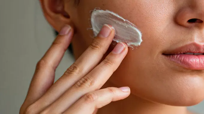 Wajib Tahu! Tips Memakai Sunscreen agar Tidak Cakey saat Dipakai Sehari-hari [Dok/freepik.com]