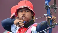 Olimpiade Paris 2024 memang baru akan berlangsung tahun depan, tepatnya pada 26 Juli hingga 11 Agustus 2024. Atlet panahan putra Indonesia, Arif Dwi Pangestu dipastikan menjadi atlet pertama Indonesia yang dipastikan akan berlaga di Olimpiade Paris 2024 setelah dipastikan lolos setelah mencapai semifinal pada Kejuaraan Dunia Panahan 2023 yang berlangsung di Berlin, Jerman sejak 31 Juli hingga 6 Agustus 2023. (AFP/Adek Berry)
