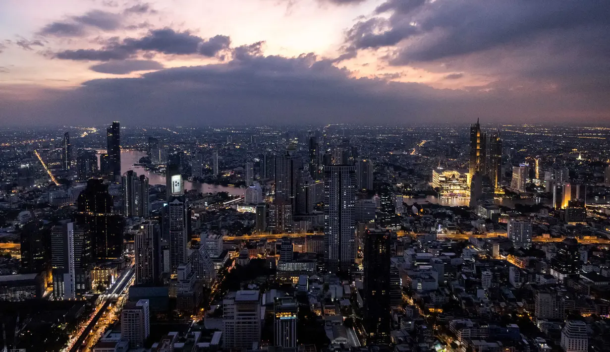 Cakrawala Bangkok digambarkan dari dek observasi gedung pencakar langit King Power Mahanakhon saat matahari terbenam pada 25 Oktober 2021. Dek observasi ini menyediakan pemandangan Bangkok tidak hanya 180 derajat, melainkan 360 derajat. (Jack TAYLOR / AFP)