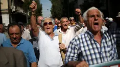 Para pensiunan meneriakkan tuntutan ketika melakukan aksi long march ke kantor Perdana Menteri Alexis Tsipras, di Athena, Senin (3/10). Aksi ini untuk memprotes pemotongan tunjangan pensiun oleh pemerintah Yunani. (REUTERS / Alkis Konstantinidis)