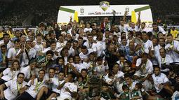 Para pemain Palmeiras merayakan juara Piala Brazil usai mengalahkan Santos di Stadion Allianz Parque, Brazil, Kamis (3/12/2015). (AFP Photo/Miguel Schincariol)