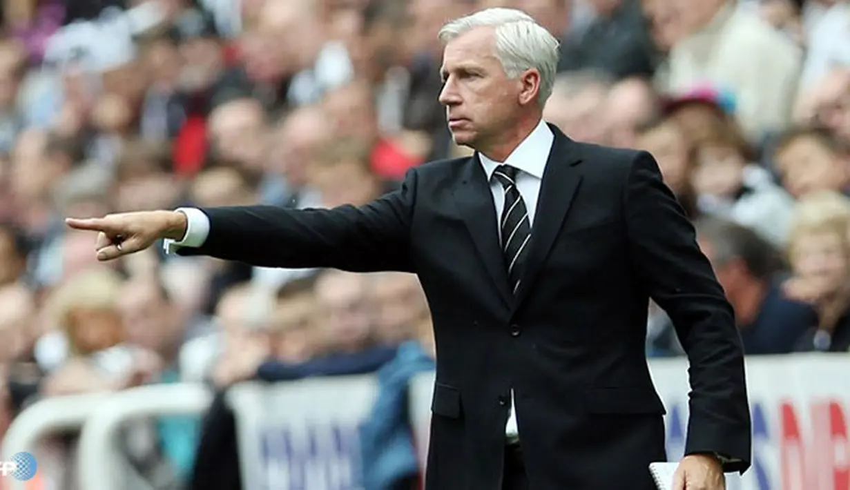 Manajer Newcastle United, Alan Pardew terlihat memberikan arahan kepadan anak asuhnya pada pertandingan Liga Inggris antara Newcastle United melawan West Ham United di Stadion St. James' Park , Newcastle Sabtu 24 Agustus 2013. (AFP/Ian Macnicol)