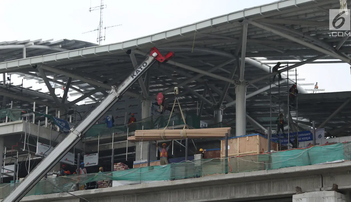 Pekerja beraktivitas saat pembangunan Stasiun kereta LRT Velodrome Rawamangun, Jakarta, Selasa (17/7). LRT fase 1 rute Kelapa Gading-Velodrome Rawamangun sepanjang 5,8 kilometer ditarget selesai jelang Asian Games 2018. (Liputan6.com/Helmi Fithriansyah)