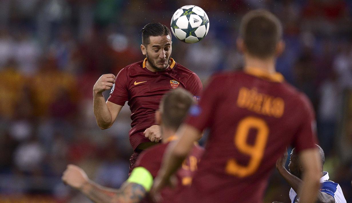 Peman AS roma, Kostas Manolas (kiri) menyundul bola dari kejaran pemain FC Porto pada leg 2 babak play off Liga Champions  di Olympic Stadium, Rome (24/8/2016) dini hari WIB. (AFP/Filippo Monteforte)