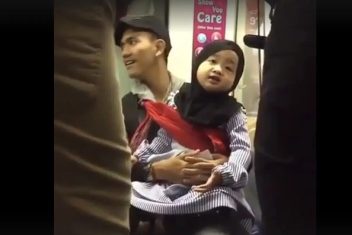 Dipangkuan Ayah, Anak Ini Senandungkan Lantunan yang Bikin Adem