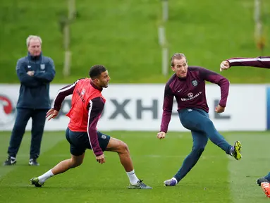Para Pemain Timnas Inggris Harry Kane (tengah ) dan Kyle Walker (kiri) mengikuti latihan di  St. George’s Park, Inggris, Rabu (07/10/15). (Reuters / John Sibley)