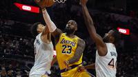 Aksi pemain Lakers LeBron James melakukan layup saat mengalahkan Spurs di NBA 2024/2025 (AFP)