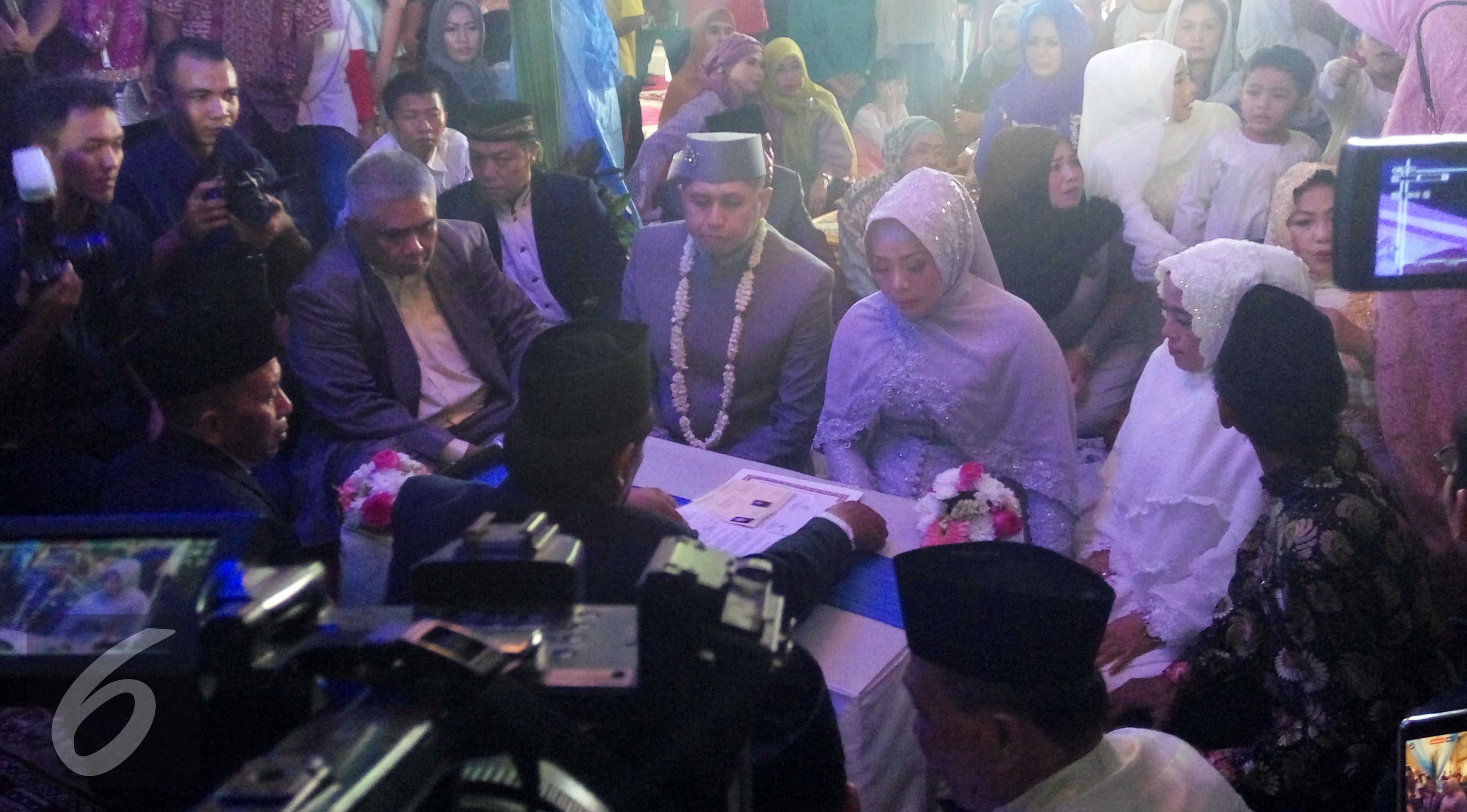 Suasana pernikahan Muzdalifah dengan Khairul Anwar. (Surya Hadiansyah/Liputan6.com)