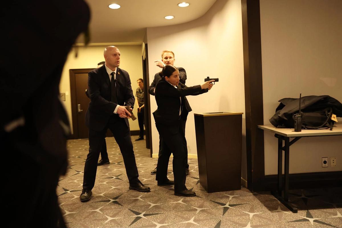 FOTO: Trump Dievakuasi Saat Tembakan Terdengar di Acara WHCA