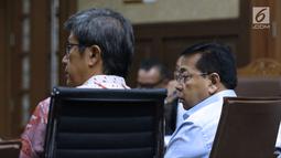 Terpidana korupsi e-KTP, Setya Novanto (kanan) saat menjadi saksi sidang lanjutan dugaan korupsi pengadaan e-KTP dengan terdakwa Irvanto Hendra Pambudi dan Made Oka Masagung di Pengadilan Tipikor, Jakarta, Selasa (18/9). (Liputan6.com/Helmi Fithriansyah)