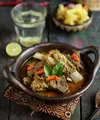 Tengkleng kambing tanpa santan bisa jadi pilihan tepat bagi yang ingin menikmati olahan daging kambing sedap dengan kuah yang lebih ringan. Rasanya gurih dan kaya rempah./Copyright shutterstock.com/g/RinaOkta
