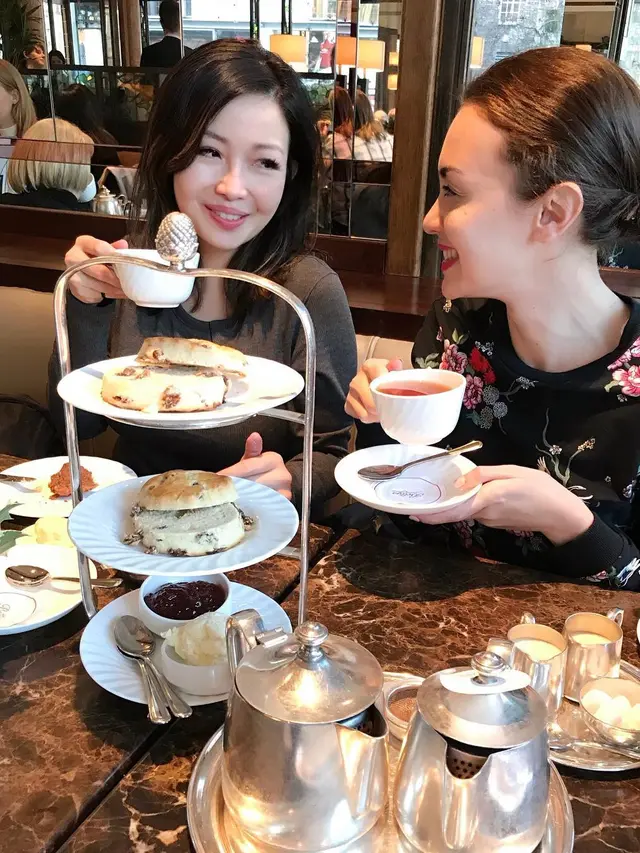 Jarang Tersorot, Ini 6 Potret Persahabatan Chef Marinka dan Rianti Cartwright