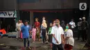 Warga menyaksikan pemadaman api yang membakar toko dan pemukiman di kawasan Manggarai, Jakarta, Selasa (7/7/2020). Tidak ada korban jiwa dalam peristiwa itu, namun akibat kebakaran sebanyak 40 bangunan yang didominasi toko mebel ludes terbakar. (Liputan6.com/Immanuel Antonius)