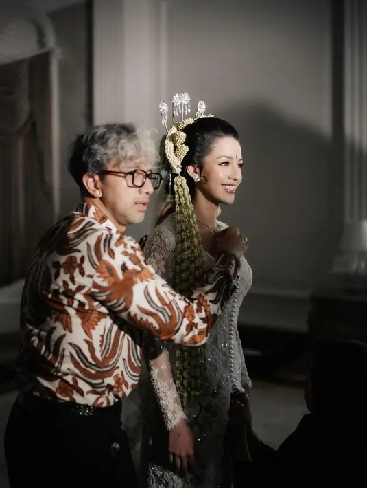 Di momen pentingnya ini, Susan Sameh memilih kebaya pengantin putih rancangan Didiet Maulana. [Foto: Instagram/didietmaulana]