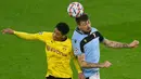 Gelandang Borussia Dortmund, Jude Bellingham (kiri), berduel udara dengan bek Lazio, Francesco Acerbi dalam laga lanjutan Liga Champions 2020/21 Grup F di Signal Iduna Park Stadium, Dortmund, Rabu (2/12/2020) waktu setempat. Dortmund bermain imbang 1-1 dengan Lazio. (AFP/Ina Fassbender)