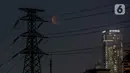 Fase gerhana bulan total terlihat di kawasan Petamburan, Jakarta, Rabu (26/5/2021). Gerhana bulan total tersebut terjadi selama sepuluh menit mulai dari pukul 18.09 WIB hingga 18.18 WIB. (Liputan6.com/Faizal Fanani)
