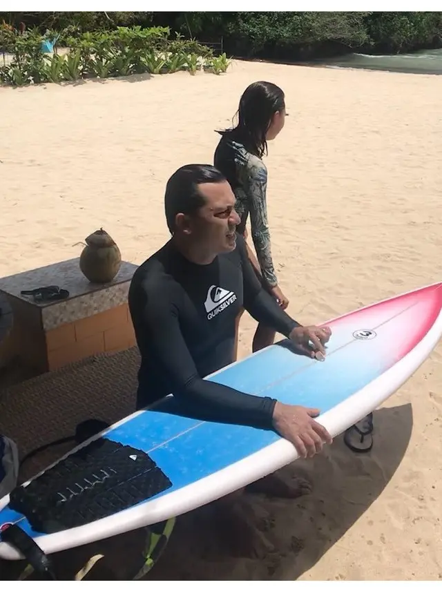 Potret Tipi Jabrik Kakak Luna Maya yang Seorang Surfer