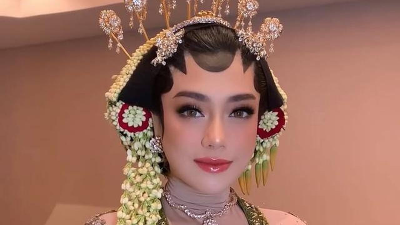 Potret Celine Evangelista dengan Paes Jawa Hijab di Gala Premier Film Danyang Wingit