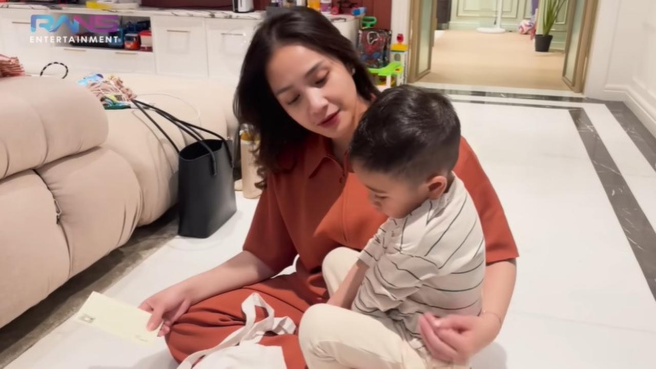 Circlenya Sudah Sultan, Rayyanza Dapat Hadiah Voucher Liburan ke Labuan Bajo dari Kakak Kelas - Nagita Slavina Ikut Terkejut