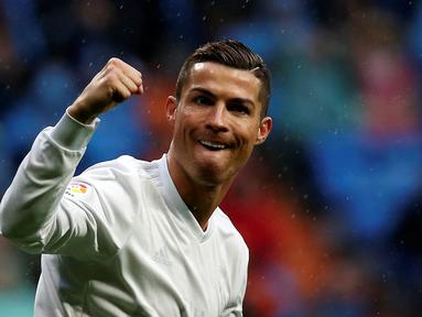 Bintang Real Madrid, Cristiano Ronaldo, merayakan gol yang dicetaknya ke gawang Sporting Gijon pada laga La Liga di Stadion San tiago Bernabeu, Sabtu (26/11/2016). Madrid menang 2-1 atas Gijon. (Reuters/Susana Vera)