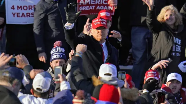 Presiden Donald Trump di tengah kerumunan saat dia berajak usai berpidato di rapat umum kampanye di Bandara Internasional Wilkes-Barre Scranton di Avoca, Pa, Senin, 2 November 2020. (Foto AP / Gene J. Puskar)