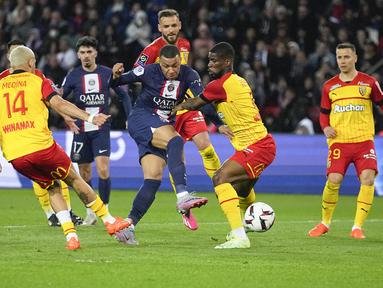 Penyerang Paris Saint-Germain (PSG) Kylian Mbappe mencetak gol pembuka timnya ke gawang Lens pada pekan ke-31 Ligue 1 musim 2022/2023 di Stadion Parc des Princes, Minggu (16/4/2023) dini hari WIB. (AP Photo/Michel Euler)
