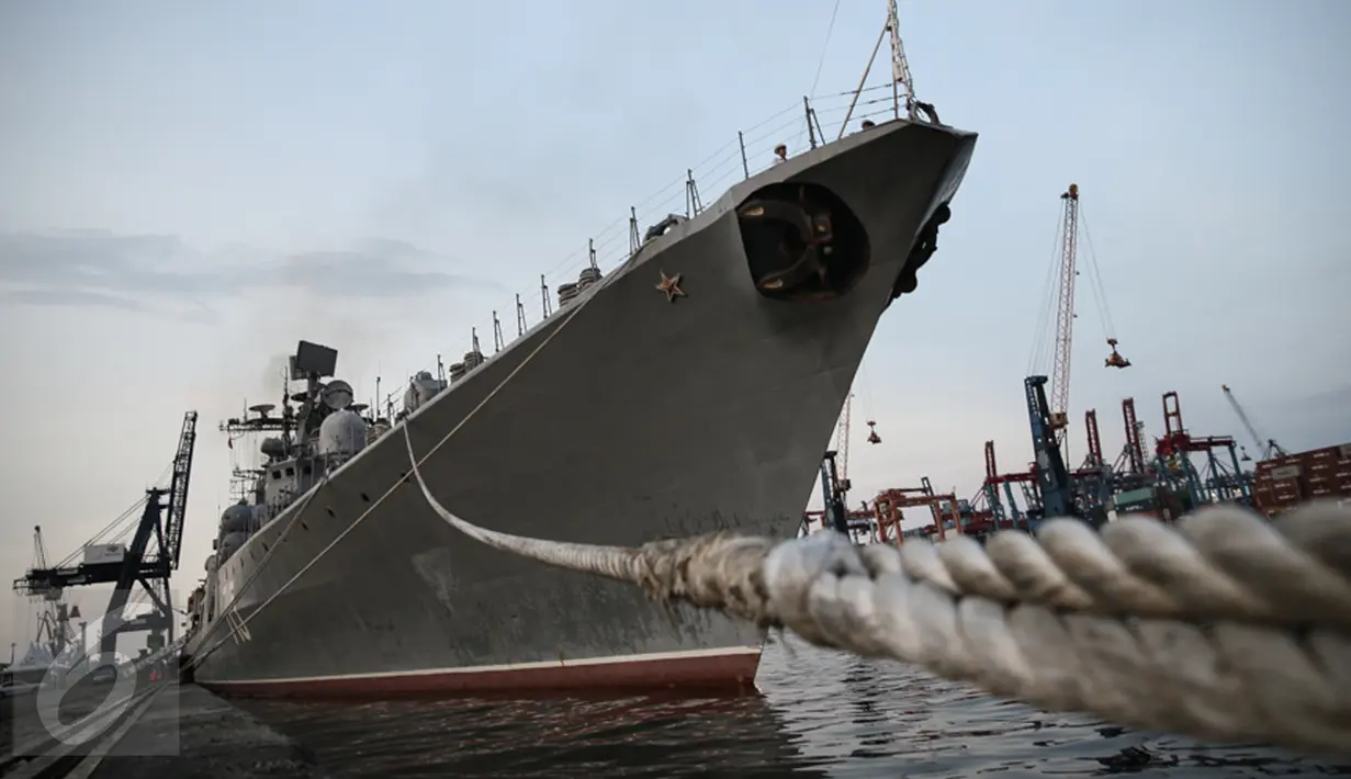The Destroyer Bystriy atau Kapal perang penghancur Bystriy milik Rusia saat bersandar di Pelabuhan Tanjung Priok, Jakarta, Senin (28/12/2015). Kunjungan kapal ini dalam lingkup kerjasama militer Indonesia-Rusia. (Liputan6.com/Faizal Fanani)