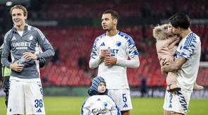 Kevin Diks (kanan) dan sejumlah pemain FC Copenhagen merayakan kemenangan bersama anak-anaknya setelah laga lanjutan UEFA Conference League 2024/2025 melawan Heart of Midlothian di Parken Stadium, Copenhagen, Denmark, Jumat (13/12/2024). (AP Photo/Ritzau Scanpix/Mads Clauss Rasmussen)