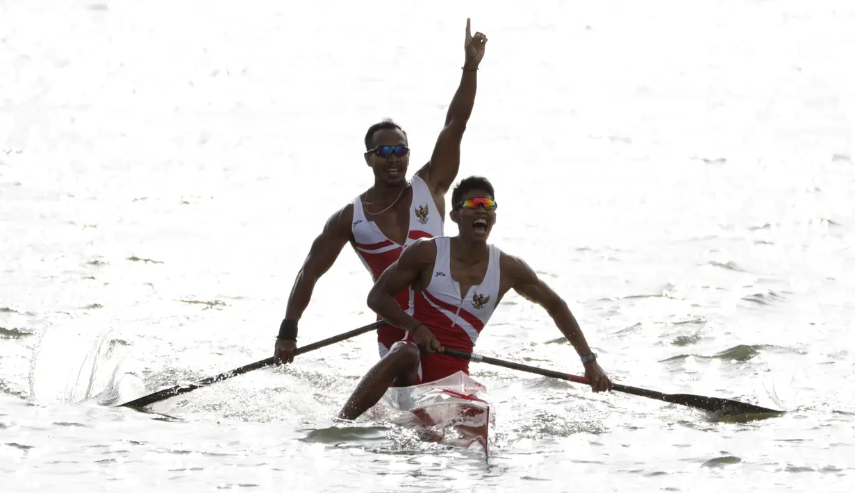 Pasangan Indonesia, Anwar Tara dan Yuda Firmansyah, saat beraksi pada SEA Games 2019 cabang kano nomor 1000 meter putra di Subic, Filipina, Jumat (6/12). Pasangan Indonesia berhasil meraih medali emas. (Bola.com/M iqbal Ichsan)