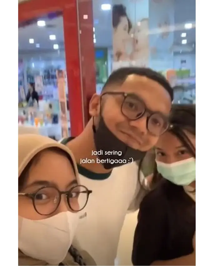 Wanita Ini Bagikan Momen Bareng Pacar dan Sahabatnya, Kemana-Mana Selalu Bertiga