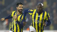 Striker Fenerbahce, Moussa Sow, merayakan gol yang dicetaknya ke gawang Manchester United pada laga Liga Europa di Saracoglu Stadium, Turki, Kamis (3/11/2016). MU kalah 1-2 dari Fenerbahce. (Reuters/Murad Sezer)