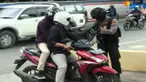 Seluruh pengunjung pun diminta memperlihatkan barang bawaan mereka sebelum masuk area Mapolda.
