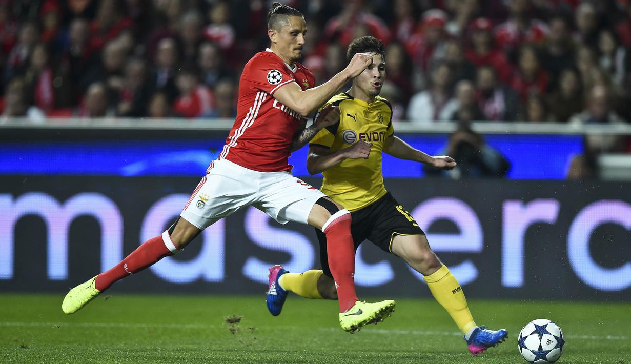 Bek Benfica, Victor Lindelof, berebut bola dengan bek Dortmund, Raphael Guerreiro pada laga 16 besar Liga Champions di Stadion Luz, Lisbon (14/2/2017). (AFP/Patricia De Melo Moriera)