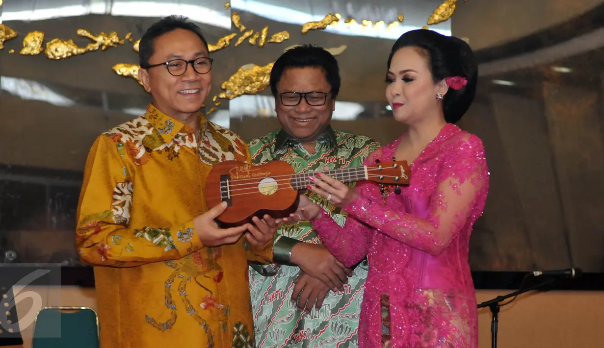Penyanyi Keroncong Sundari Sukoco memberikan cenderamata ukulele kepada Ketua MPR Zulkifli Hasan dan Wakil Ketua Oesman Sapta dalam acara sosialisasi Empat Pilar di Nusantara IV Kompleks Parlemen Senayan, Jakarta, Kamis (14/4). (Liputan6.com/Johan Tallo)
