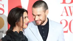 Pasangan penyanyi, Liam Payne dan Cheryl Cole berpose di karpet merah acara BRIT Awards 2018, London, Rabu (21/2). Liam tampak memberikan tatapan penuh cinta pada wanita yang telah memberikannya satu orang anak tersebut. (Vianney Le Caer/Invision/AP)