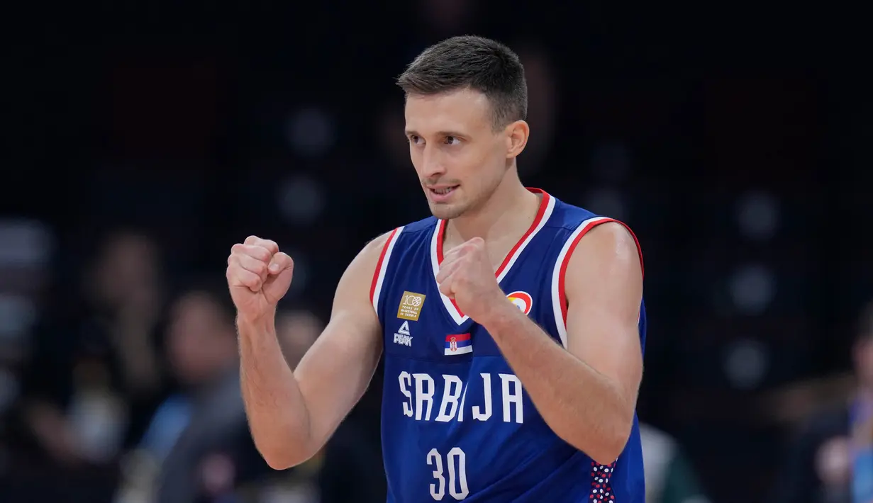 Reaksi pemain timnas basket Serbia Aleksa Avramovic saat pertandingan perempat final Piala Dunia Bola Basket antara Lithuania dan Serbia di Mall of Asia Arena di Manila, Filipina, Selasa, 5 September 2023. (AP Photo/Michael Conroy)