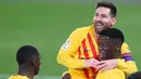Gelandang Barcelona, Ilaix Moriba (kanan) melakukan selebrasi bersama Lionel Messi usai mencetak gol kedua timnya ke gawang Osasuna dalam laga lanjutan Liga Spanyol 2020/21 pekan ke-26 di El Sadar Stadium, Pamplona, Sabtu (6/3/2021). Barcelona menang 2-0 atas Osasuna. (AFP/Ander Gillenea)