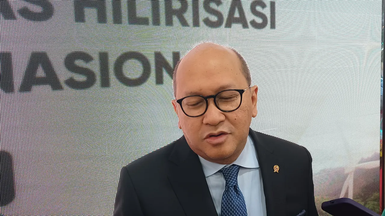 CEO Danantara Rosan Roeslani di Kantor Kementerian ESDM.