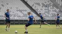 Para pemain Islandia mengontrol bola saat latihan di SUGBK, Jakarta, Sabtu (13/1/2018). Islandia menggelar latihan resmi jelang laga persahabatan melawan Indonesia. (Bola.com/Vitalis Yogi Trisna)