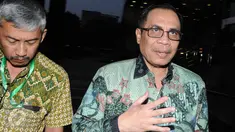 Mantan Dirjen Kependudukan dan Catatan Sipil (Dukcapil) Kemendagri, Irman (kanan) usai menjalani pemeriksaan di Gedung KPK, Jakarta, Kamis (10/11). (Liputan6.com/Helmi Afandi)