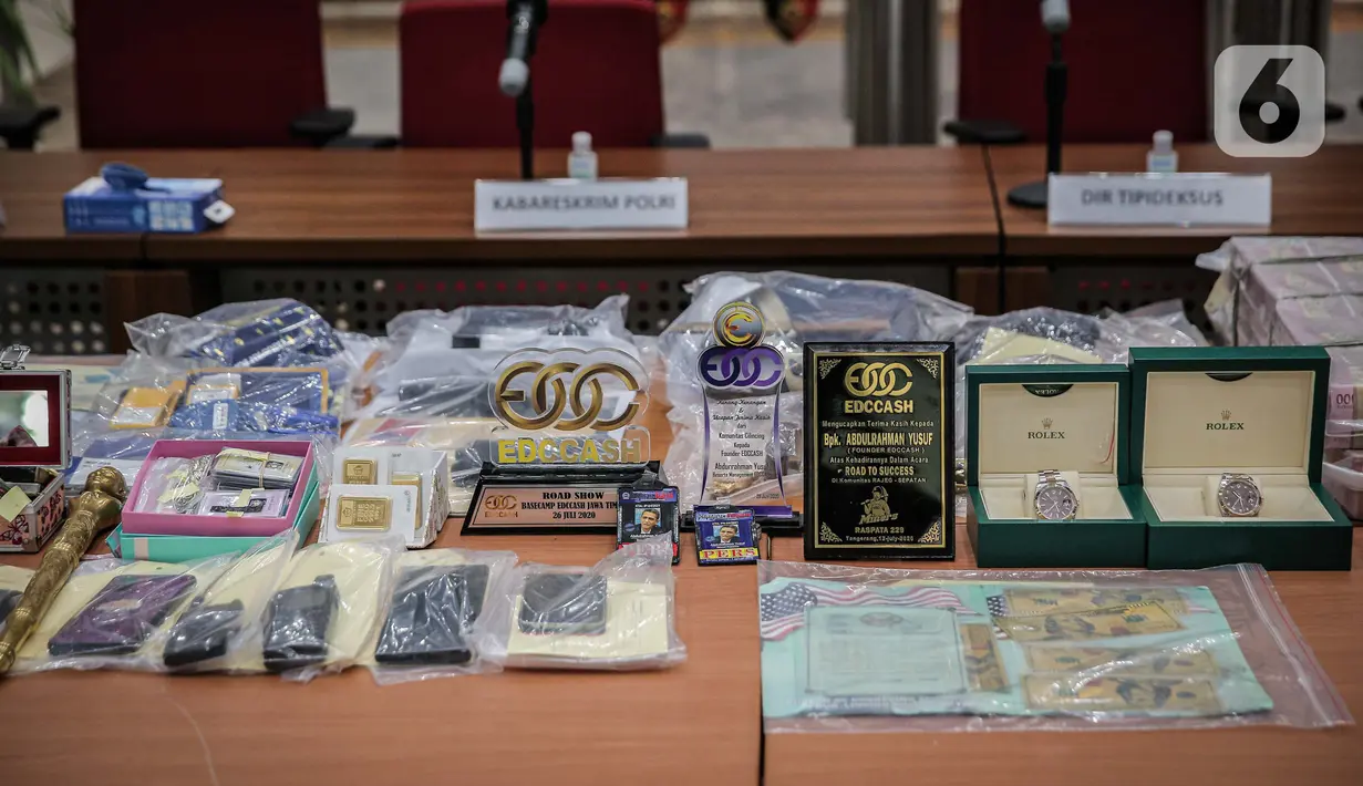 Sejumlah barang bukti diperlihatkan saat rilis kasus dugaan investasi ilegal E-Dinar Coin (EDC) Cash.di Bareskrim Polri, Jakarta, Kamis (22/4/2021). Para tersangka dijerat atas dugaan tindak pidana penipuan, penggelapan, dan tindak pidana pencucian uang (TPPU). (Liputan6.com/Faizal Fanani)