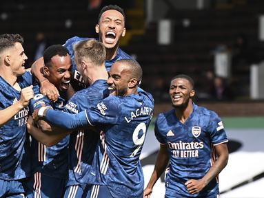 Pemain Arsenal merayakan gol yang dicetak Gabriel Magalhaes ke gawang Fulham pada laga Liga Inggris di Craven Cottage, London, Sabtu (12/9/2020) malam WIB. Arsenal menang 3-0 atas Fulham. (Ben Stansall/Pool via AP)