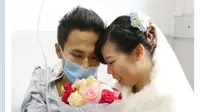 Berpakaian pengantin, Huang datang ke rumah sakit dan bergegas menuju ruang tempat Wang dirawat sambil membawa rangkaian bunga mawar. 